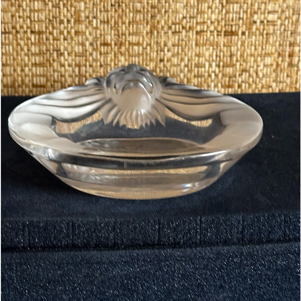 NWOB LALIQUE 1970’s Frosted Lion Head Crystal Ashtray Signed “Lalique France”. - Picture 3 of 13